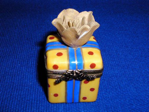 GIFT BOX W/GOLDEN ROSE